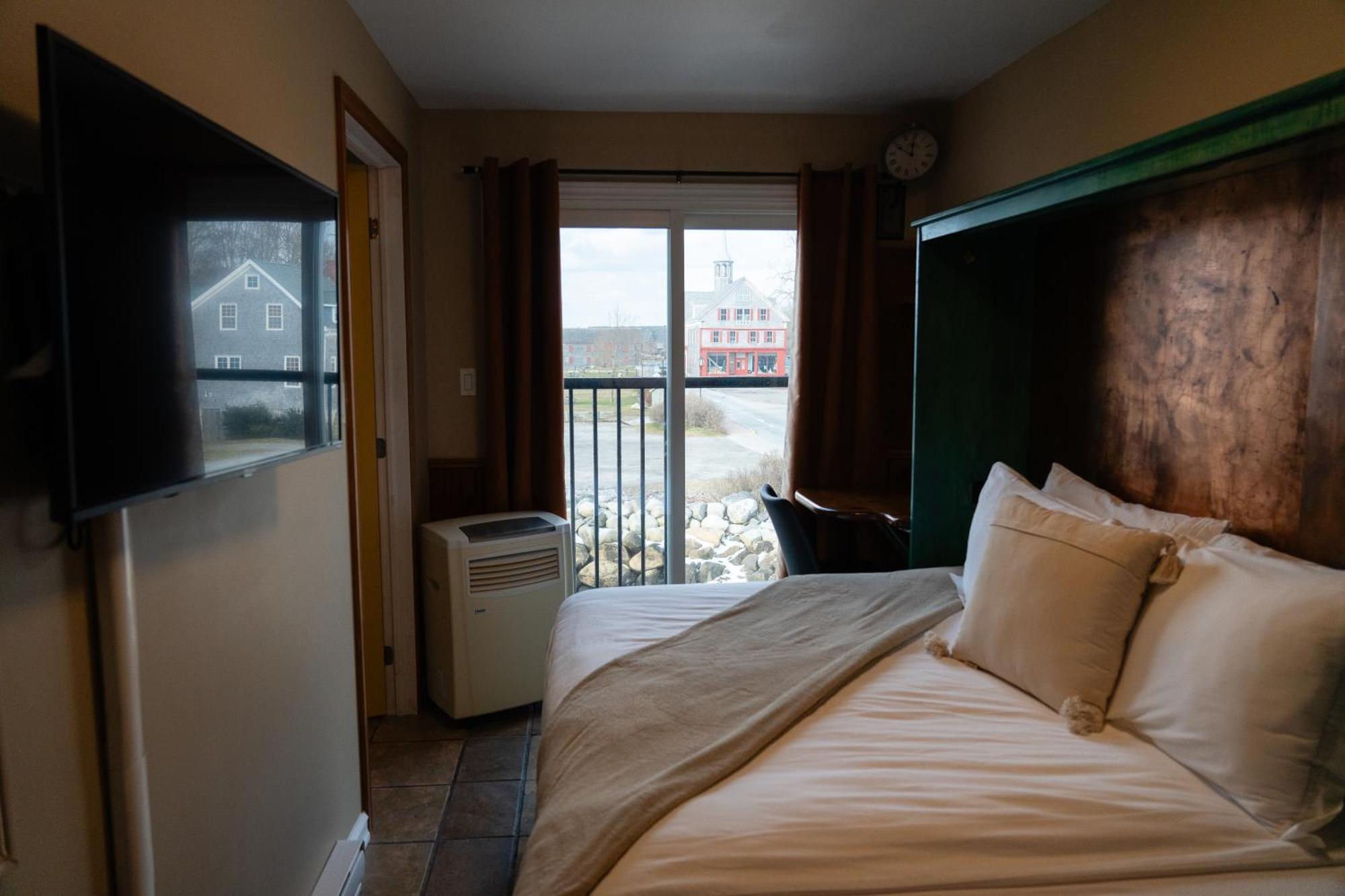Albert'S Shelburne Exterior photo