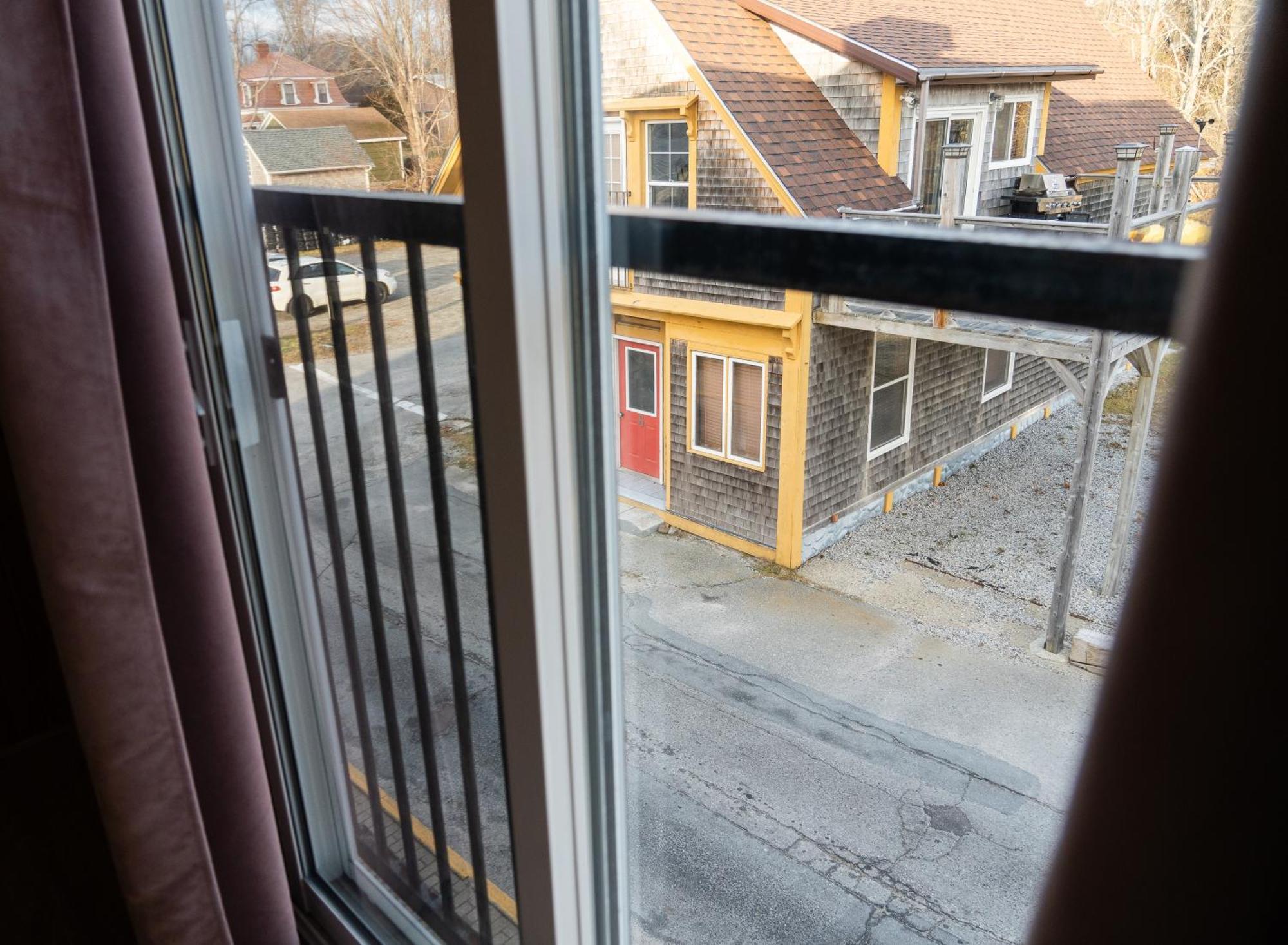 Albert'S Shelburne Exterior photo